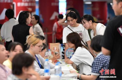 福州 地铁站里办起 就业夜市